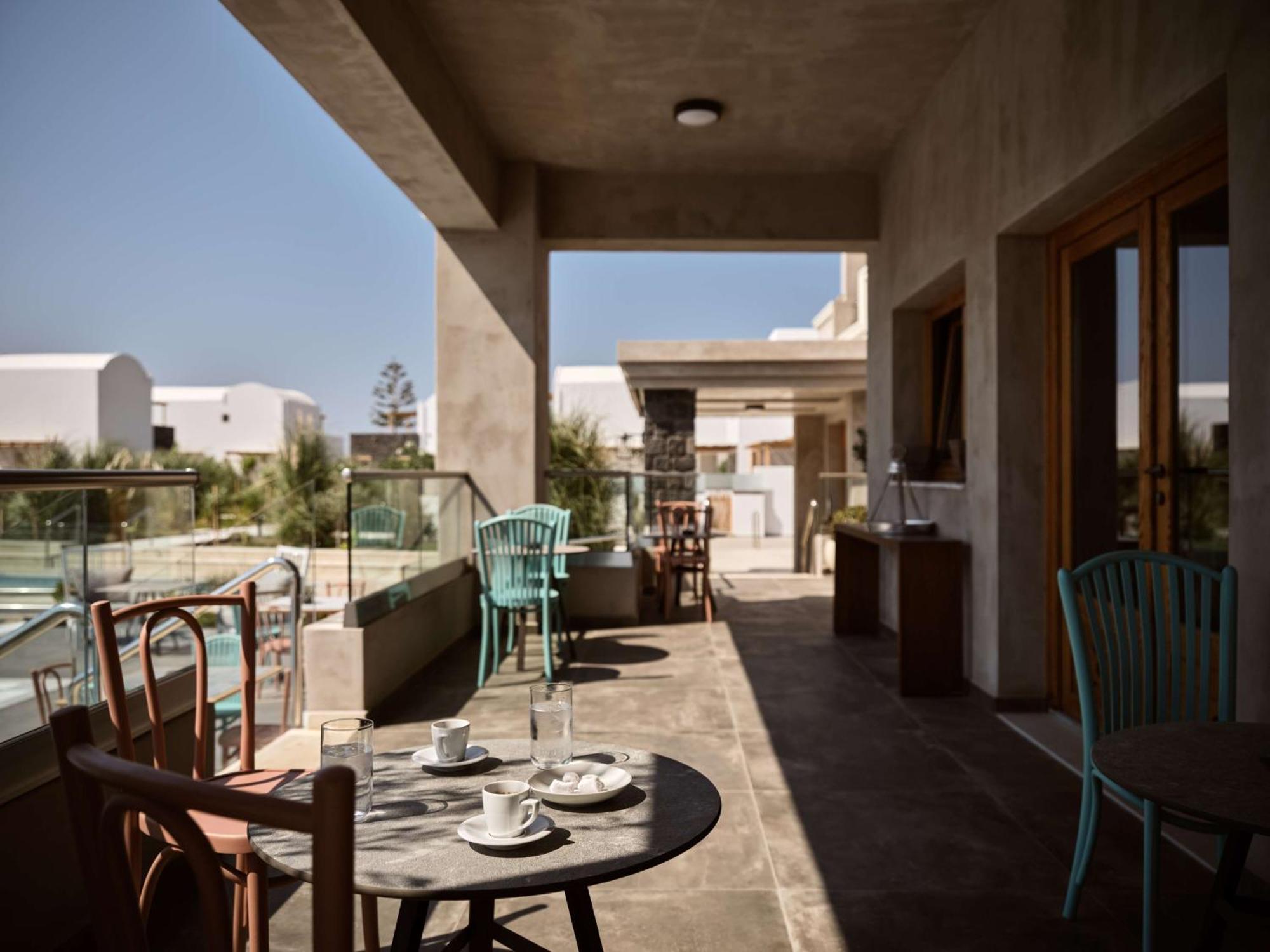 Sea Breeze Santorini Beach Resort, Curio By Hilton Agios Georgios  Dış mekan fotoğraf