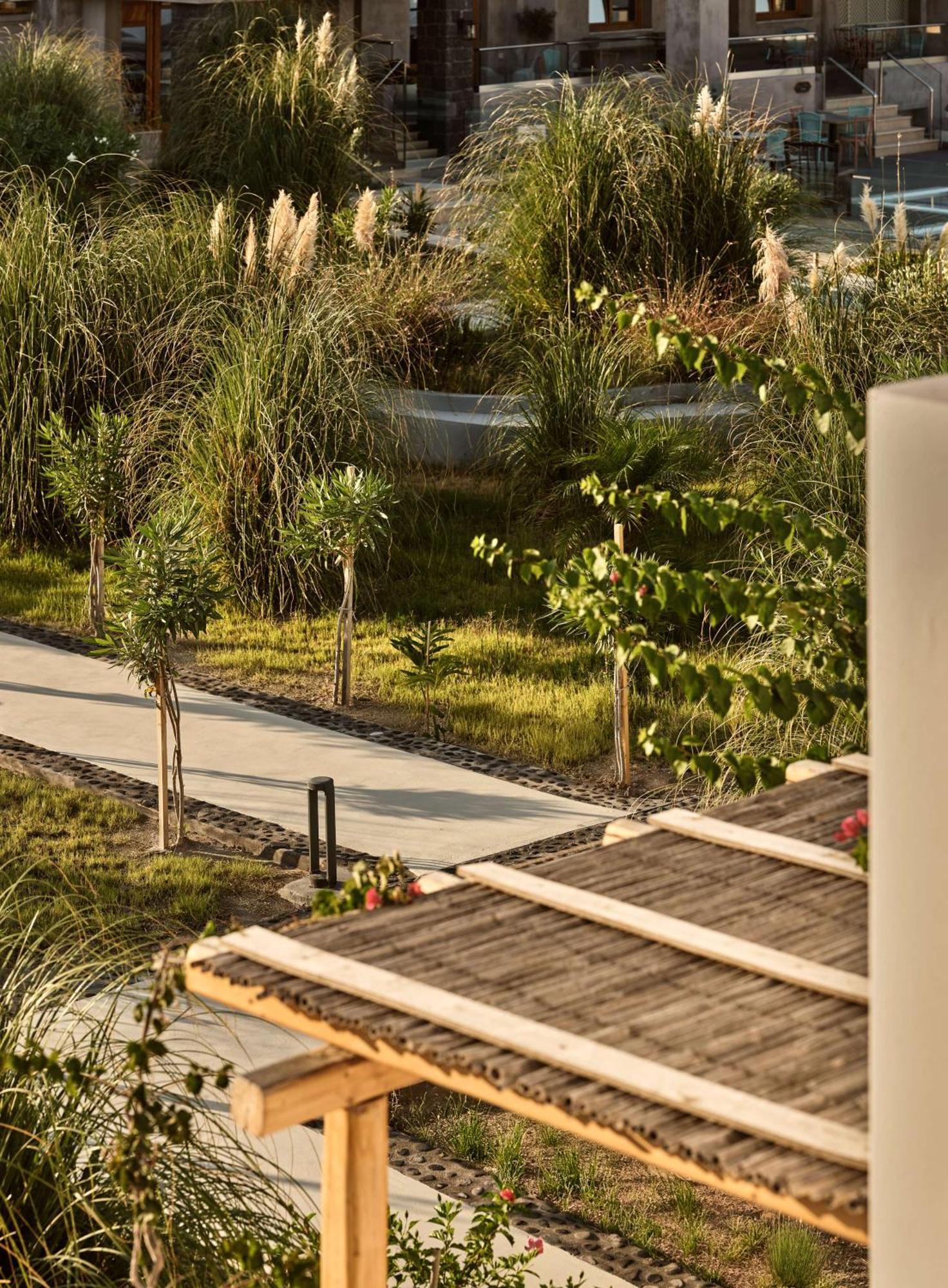 Sea Breeze Santorini Beach Resort, Curio By Hilton Agios Georgios  Dış mekan fotoğraf