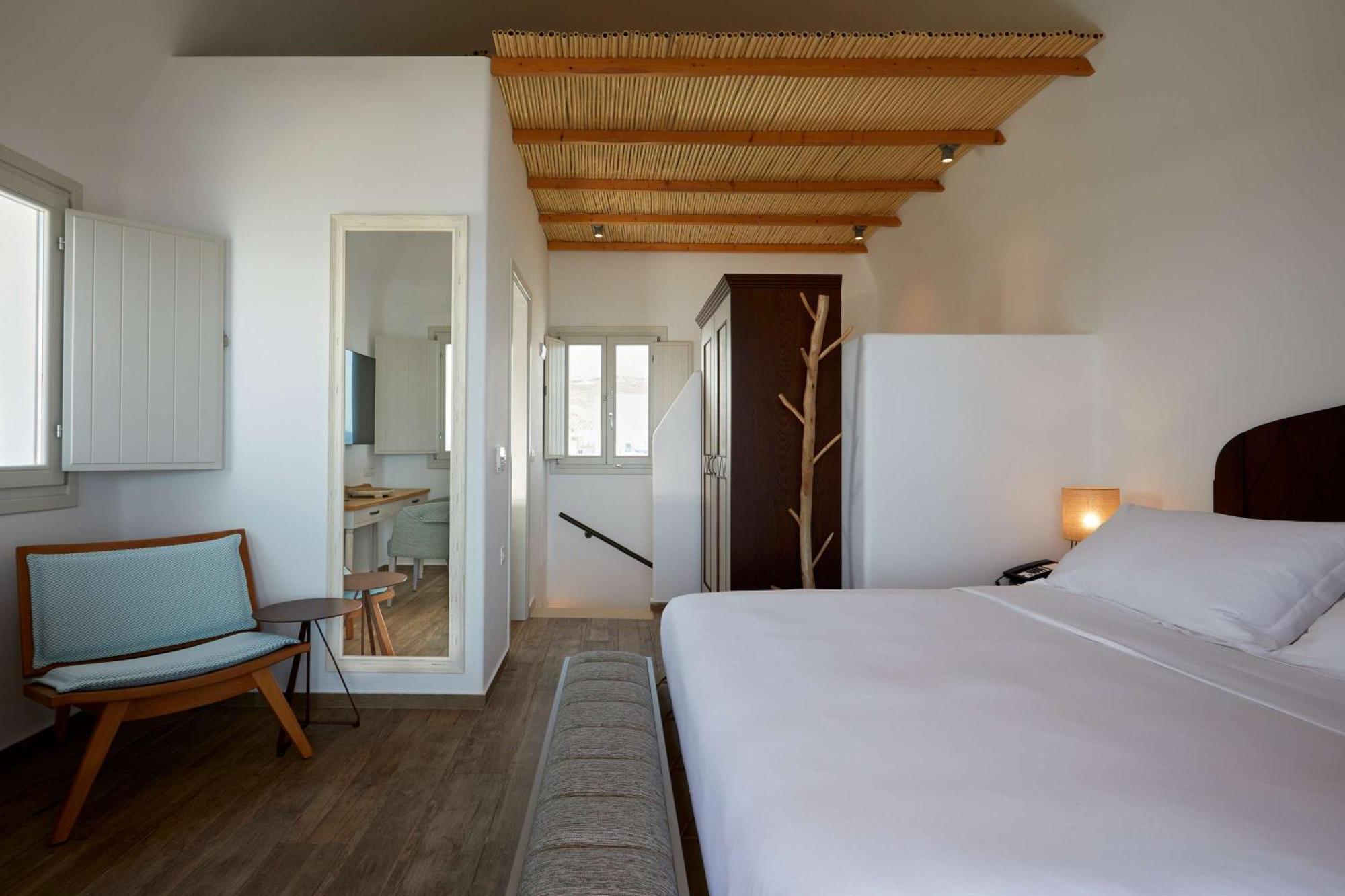 Sea Breeze Santorini Beach Resort, Curio By Hilton Agios Georgios  Dış mekan fotoğraf