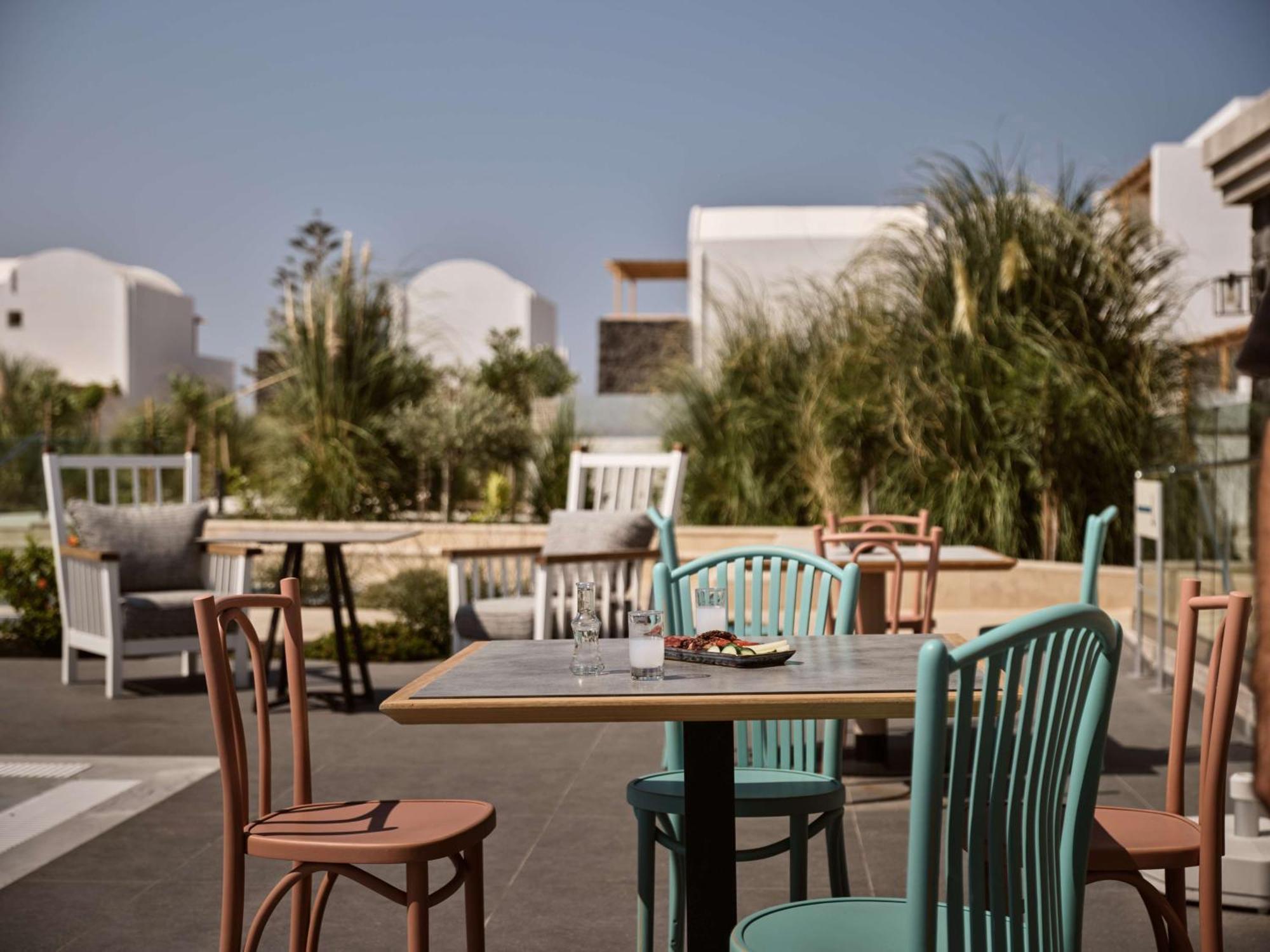 Sea Breeze Santorini Beach Resort, Curio By Hilton Agios Georgios  Dış mekan fotoğraf