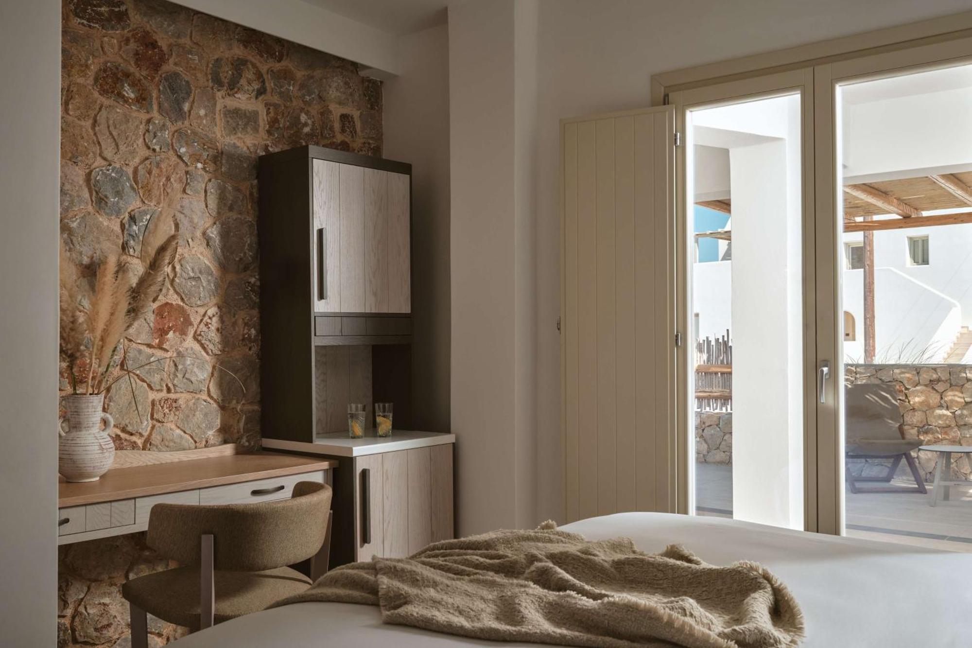 Sea Breeze Santorini Beach Resort, Curio By Hilton Agios Georgios  Dış mekan fotoğraf
