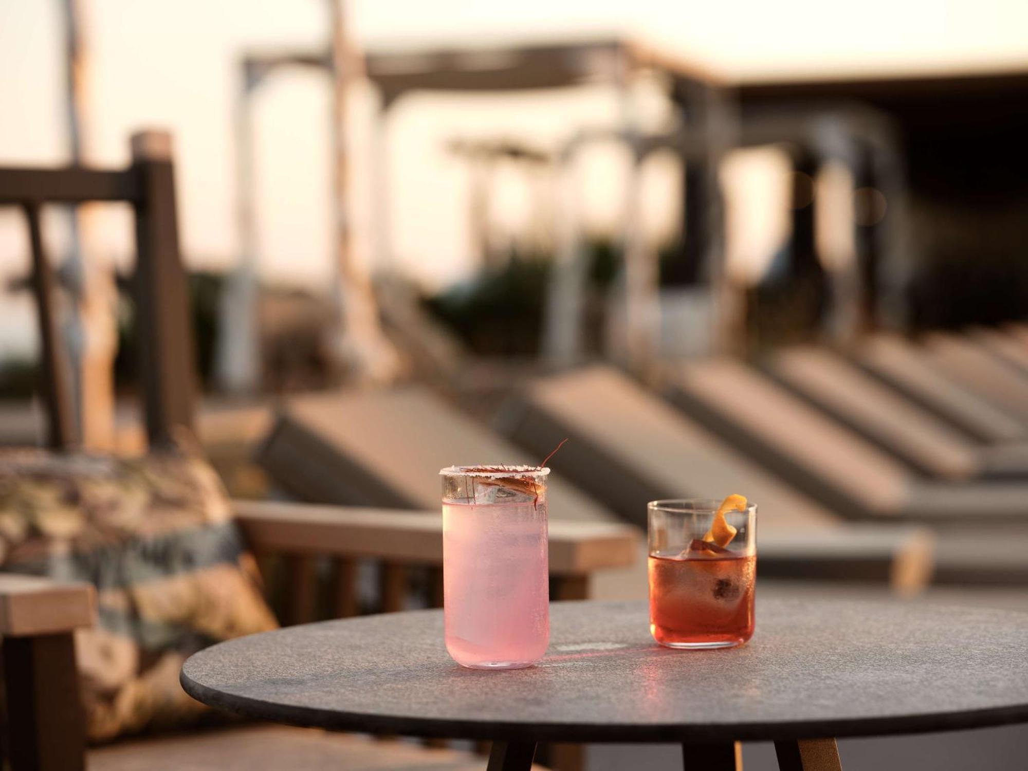 Sea Breeze Santorini Beach Resort, Curio By Hilton Agios Georgios  Dış mekan fotoğraf