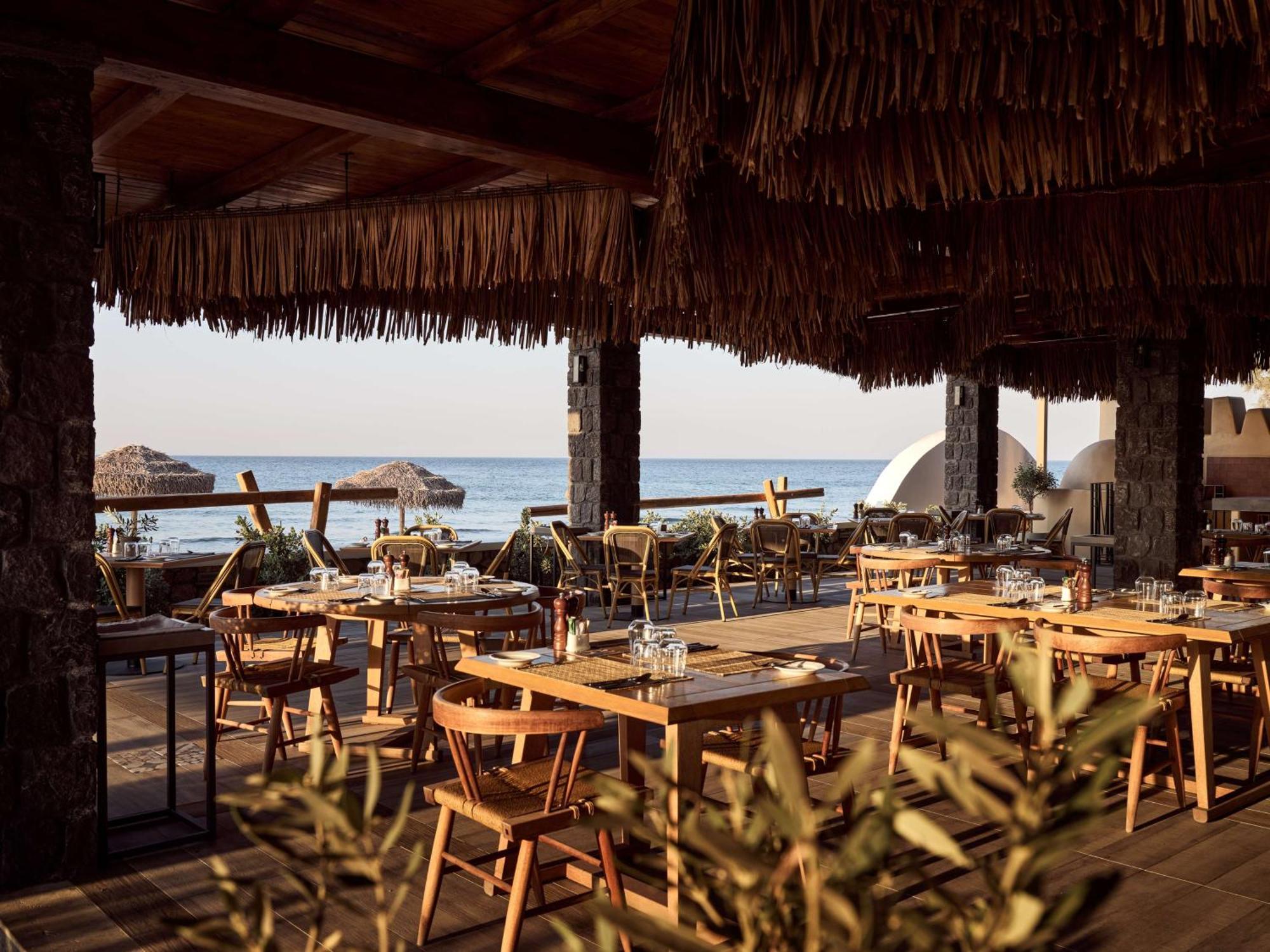 Sea Breeze Santorini Beach Resort, Curio By Hilton Agios Georgios  Dış mekan fotoğraf