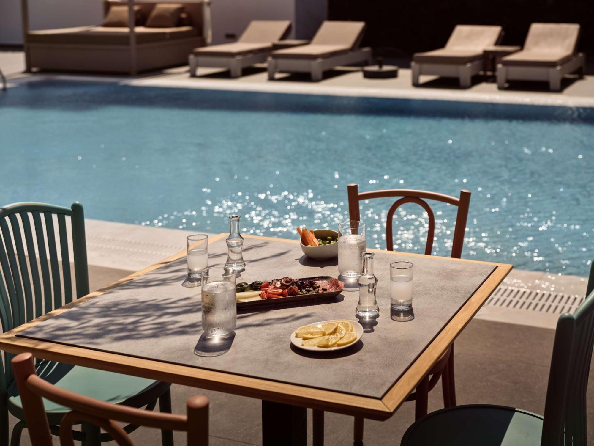 Sea Breeze Santorini Beach Resort, Curio By Hilton Agios Georgios  Dış mekan fotoğraf