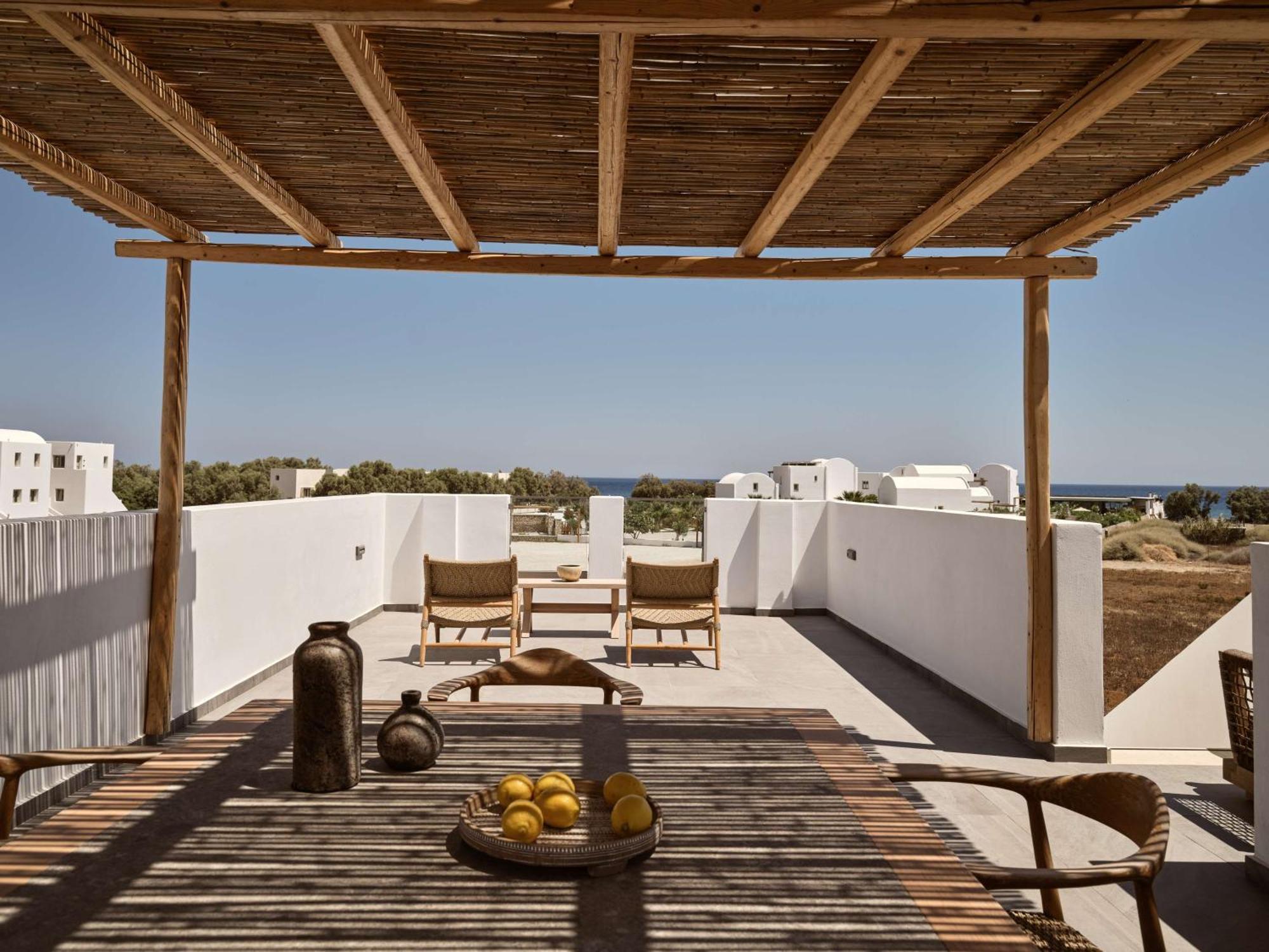 Sea Breeze Santorini Beach Resort, Curio By Hilton Agios Georgios  Dış mekan fotoğraf