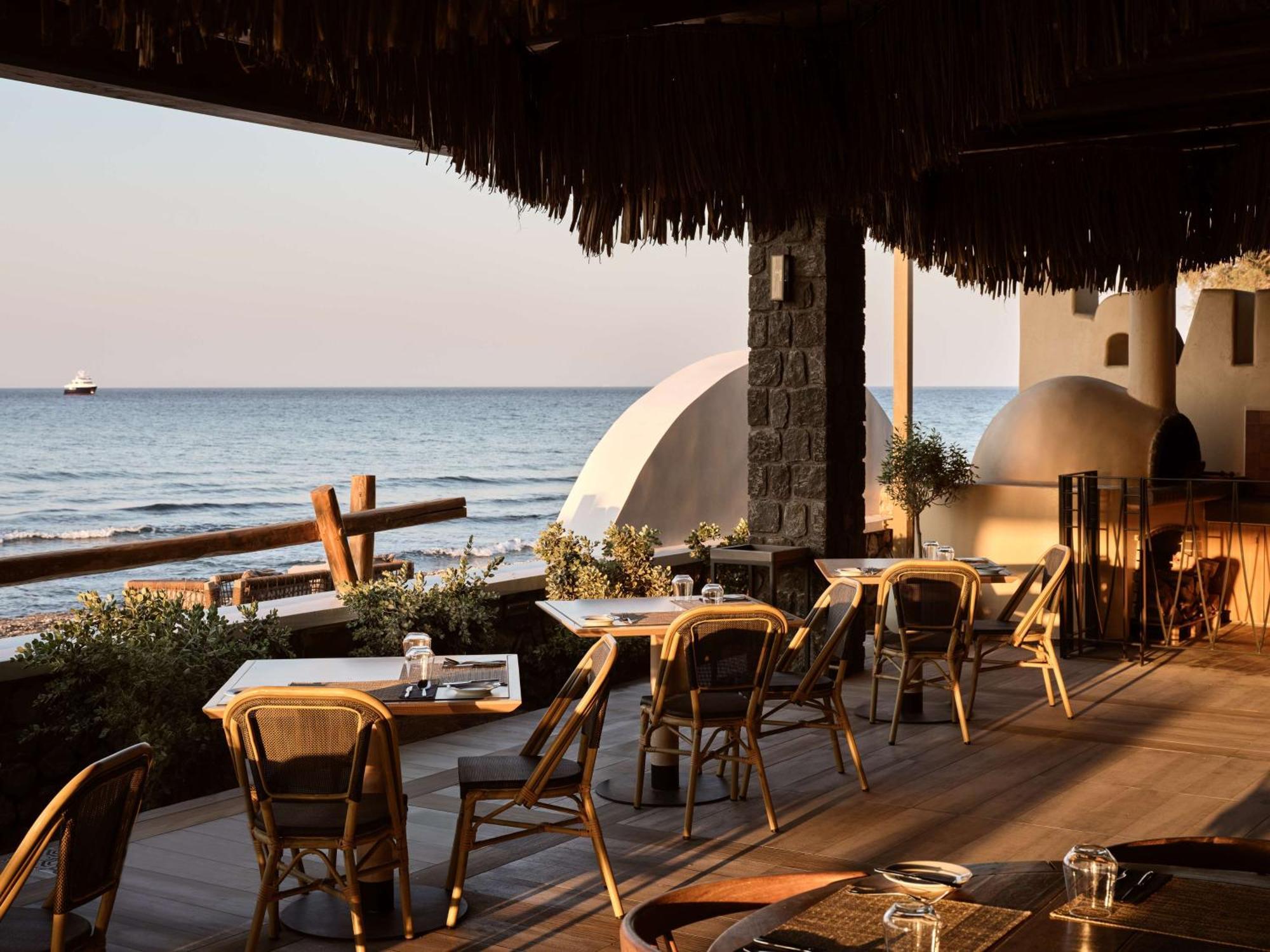 Sea Breeze Santorini Beach Resort, Curio By Hilton Agios Georgios  Dış mekan fotoğraf