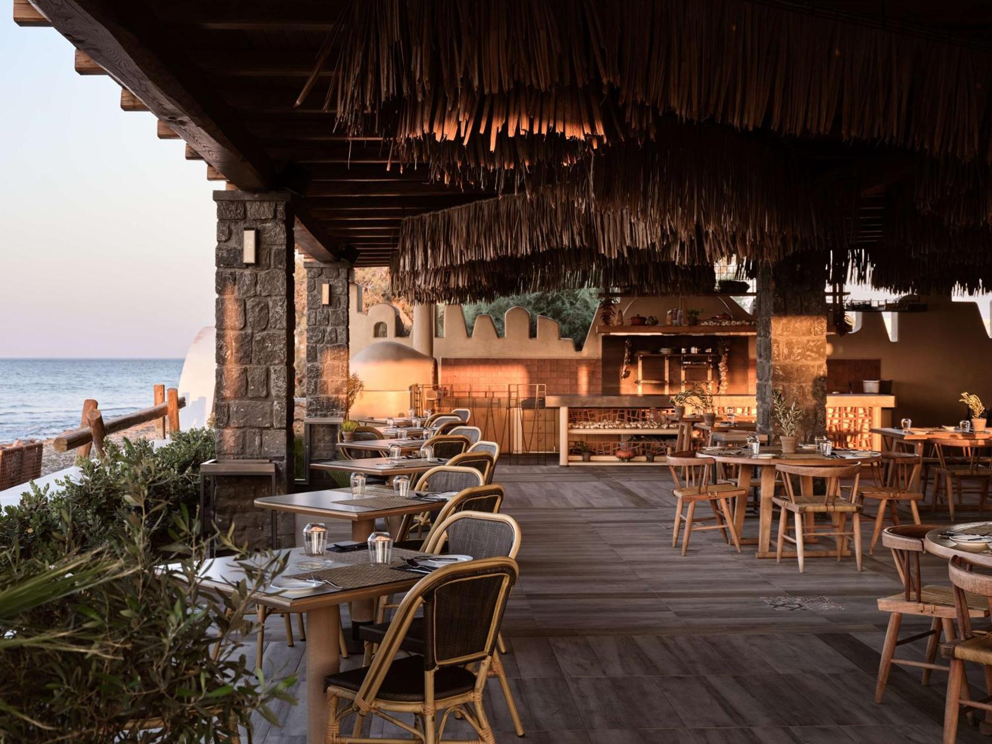 Sea Breeze Santorini Beach Resort, Curio By Hilton Agios Georgios  Dış mekan fotoğraf