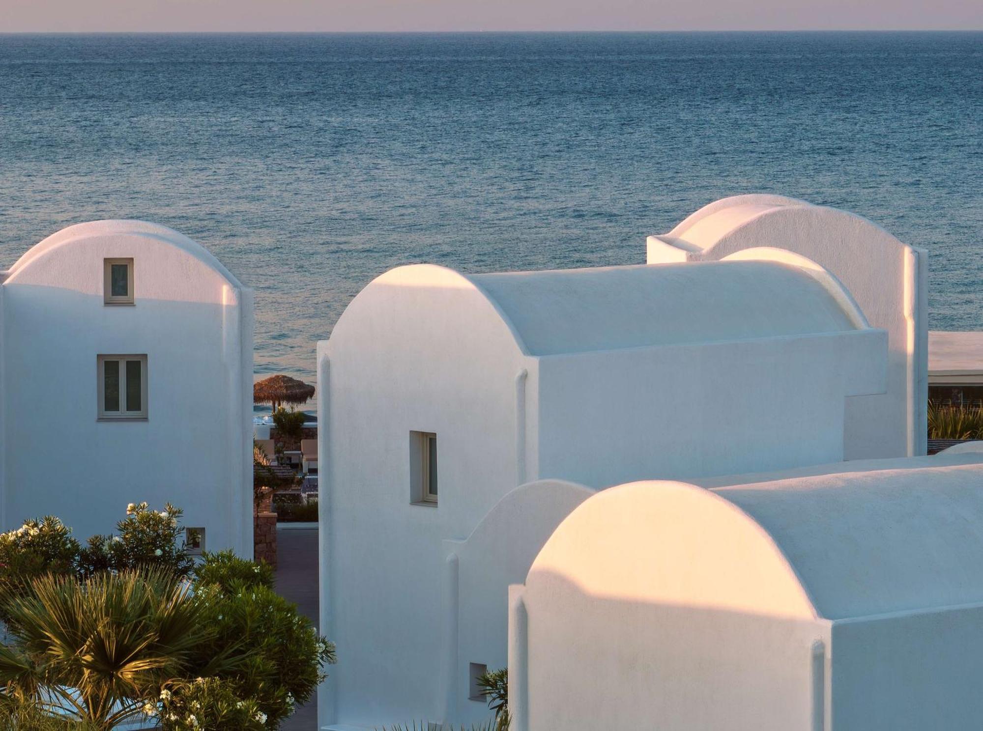 Sea Breeze Santorini Beach Resort, Curio By Hilton Agios Georgios  Dış mekan fotoğraf
