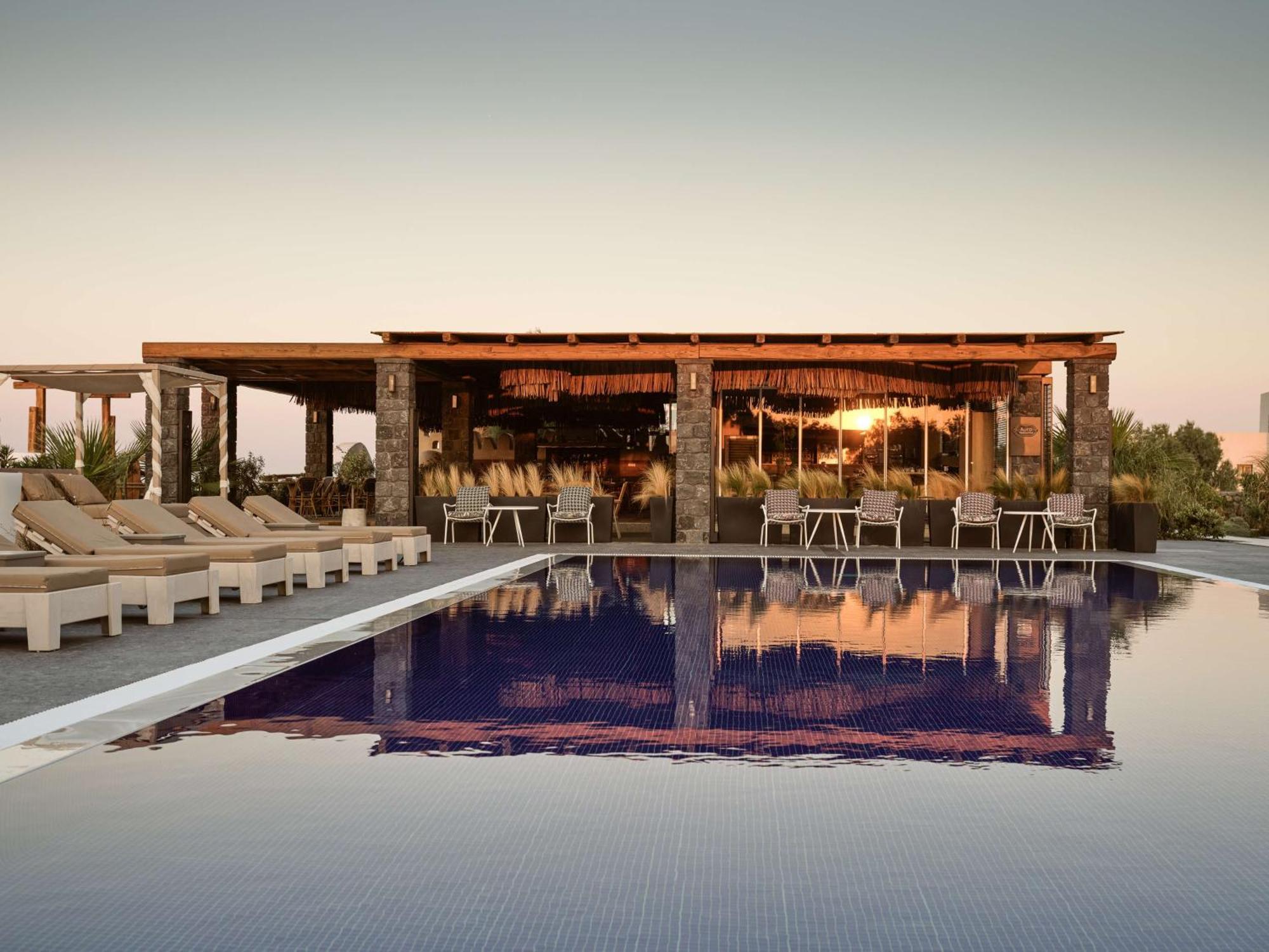 Sea Breeze Santorini Beach Resort, Curio By Hilton Agios Georgios  Dış mekan fotoğraf