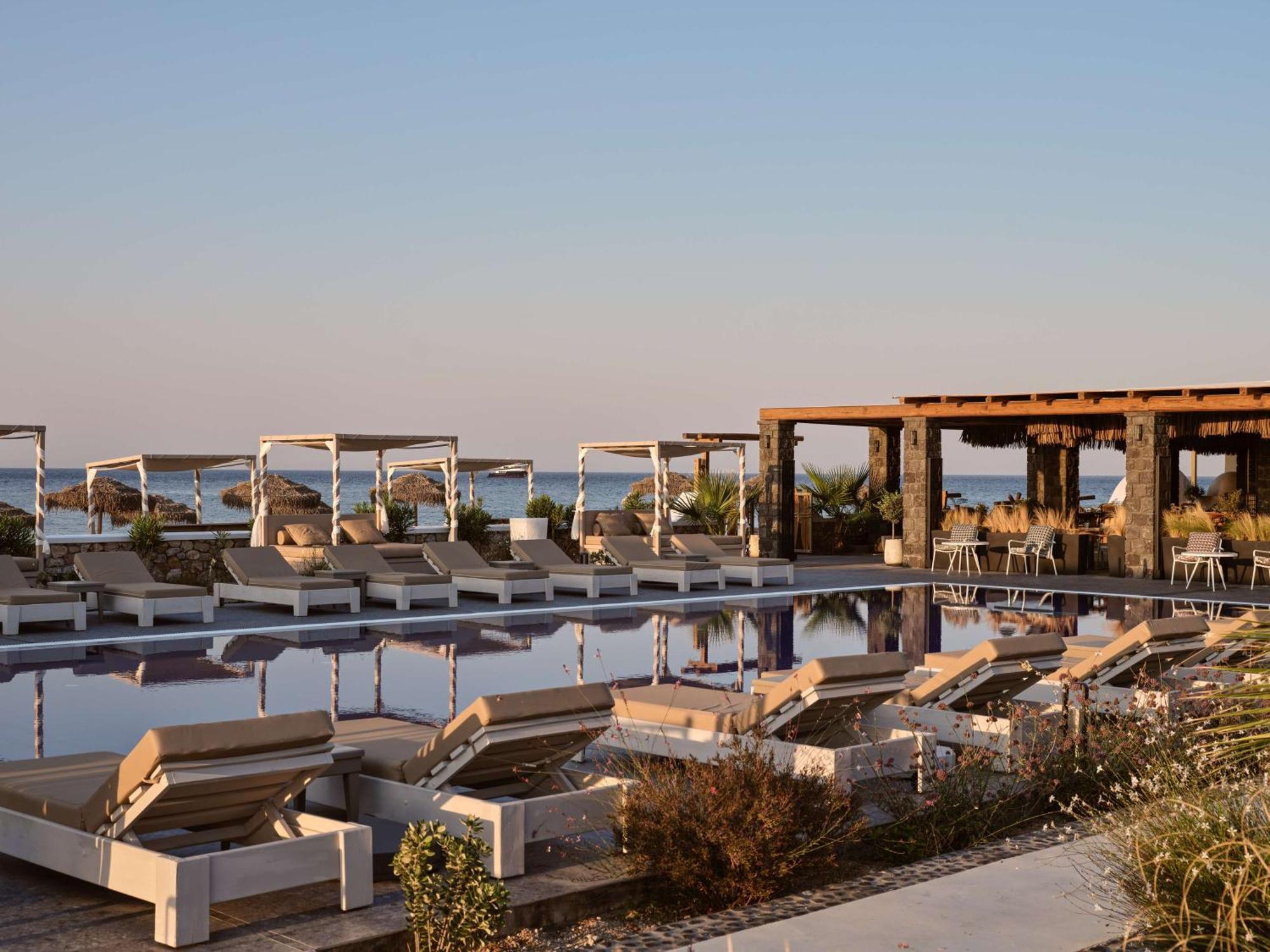 Sea Breeze Santorini Beach Resort, Curio By Hilton Agios Georgios  Dış mekan fotoğraf