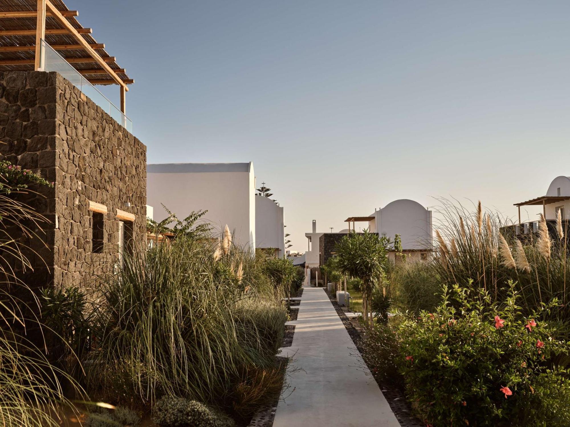 Sea Breeze Santorini Beach Resort, Curio By Hilton Agios Georgios  Dış mekan fotoğraf