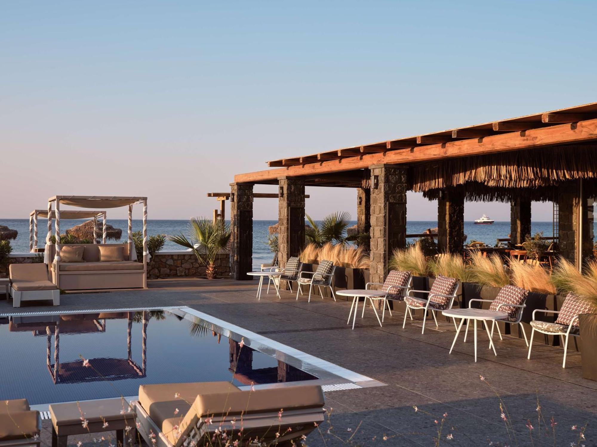 Sea Breeze Santorini Beach Resort, Curio By Hilton Agios Georgios  Dış mekan fotoğraf