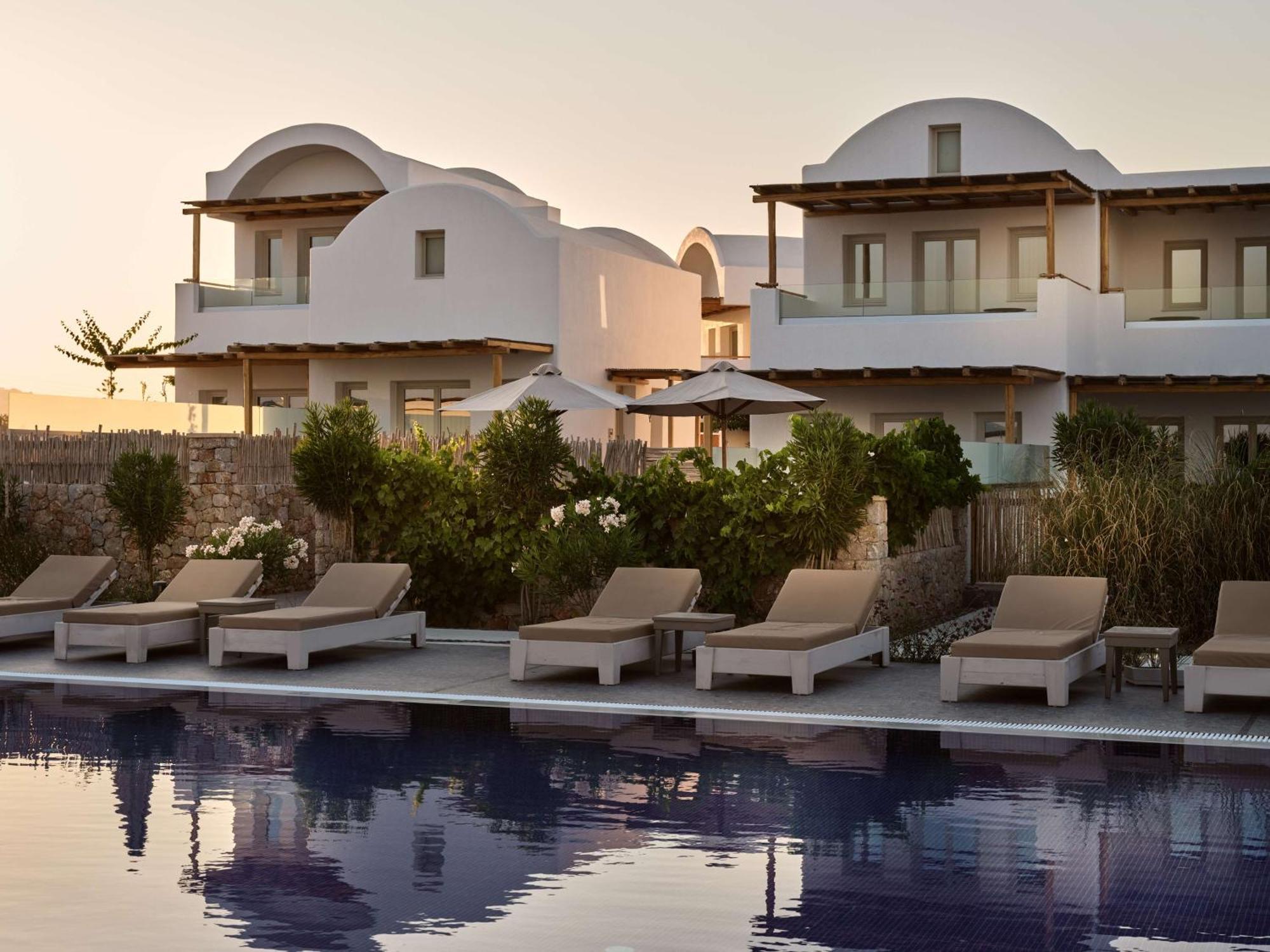 Sea Breeze Santorini Beach Resort, Curio By Hilton Agios Georgios  Dış mekan fotoğraf