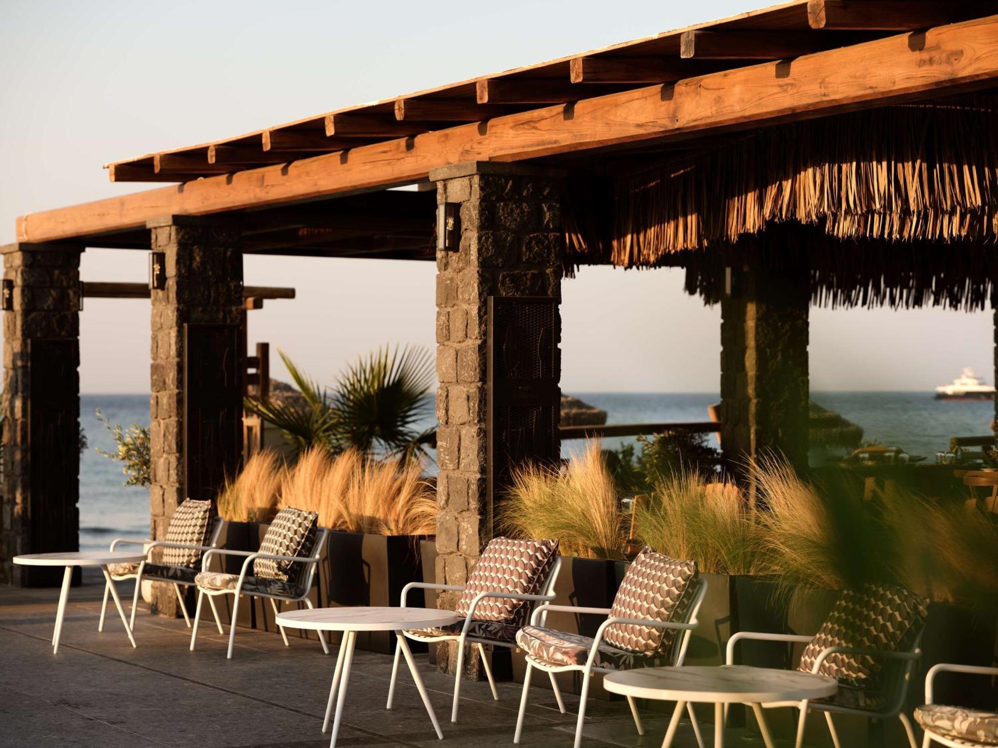 Sea Breeze Santorini Beach Resort, Curio By Hilton Agios Georgios  Dış mekan fotoğraf
