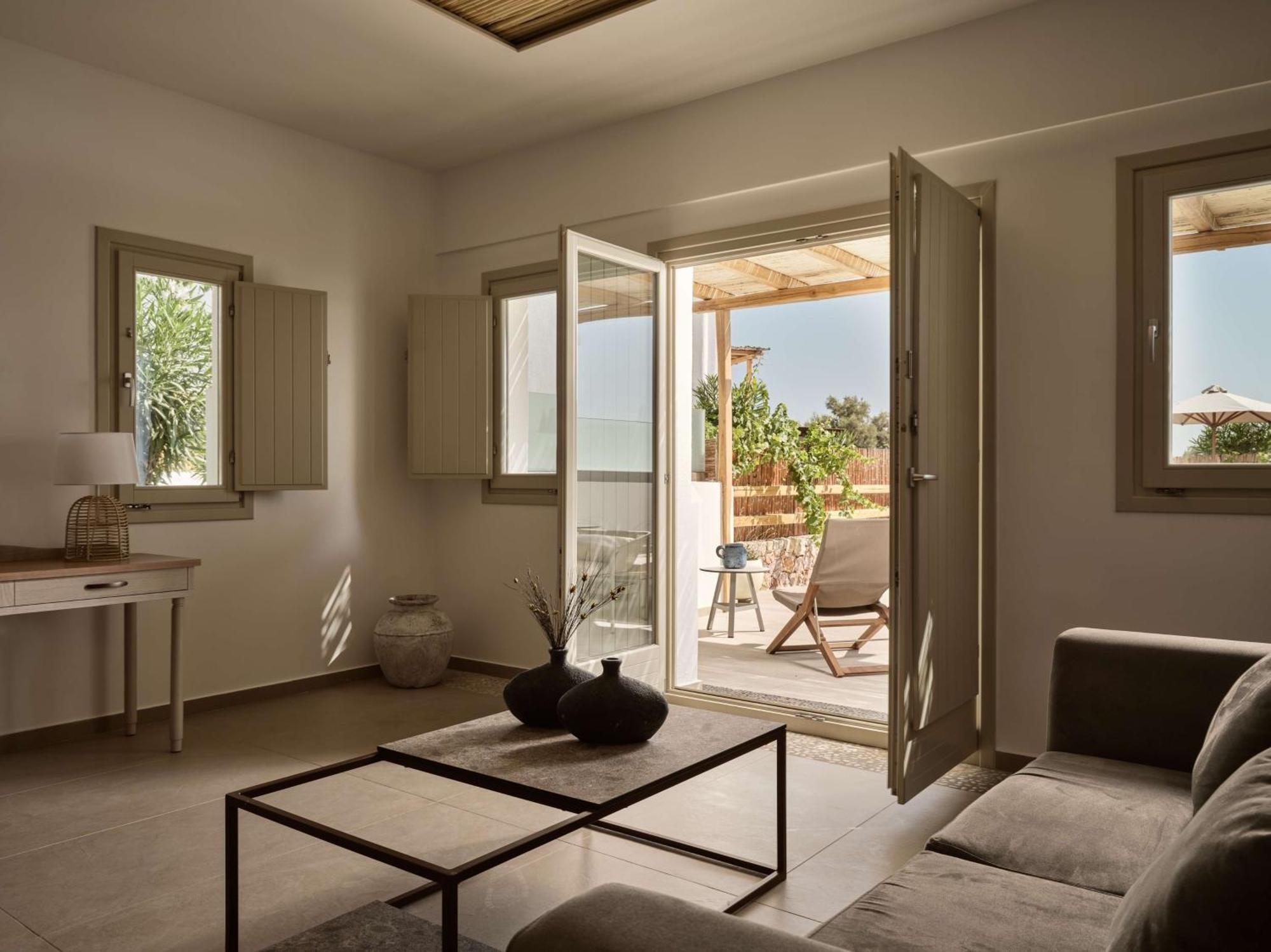 Sea Breeze Santorini Beach Resort, Curio By Hilton Agios Georgios  Dış mekan fotoğraf